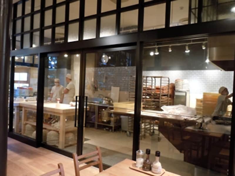 ショップからもレストランからもパンを作る様子が見える