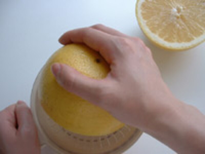 グレープフルーツをしぼる