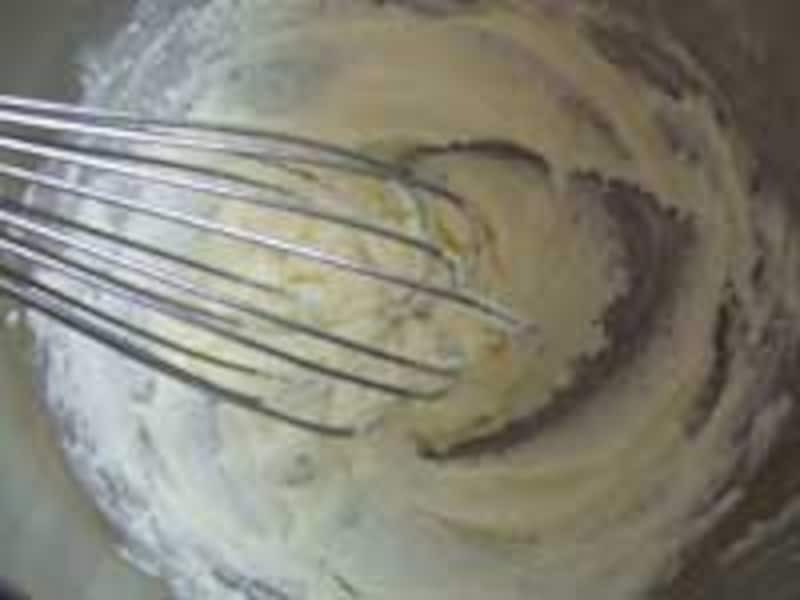 バター、グラニュー糖、塩を混ぜる