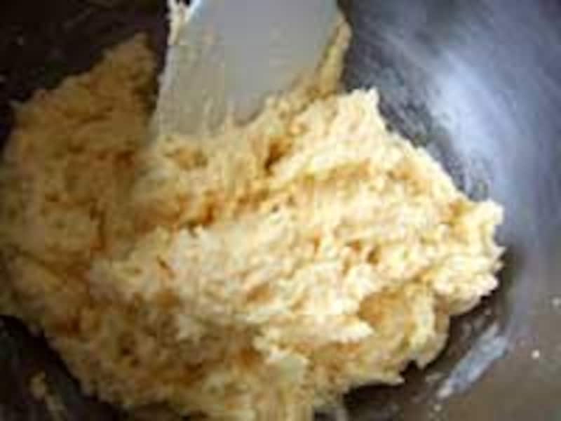 薄力粉、ベーキングパウダー、牛乳を加える