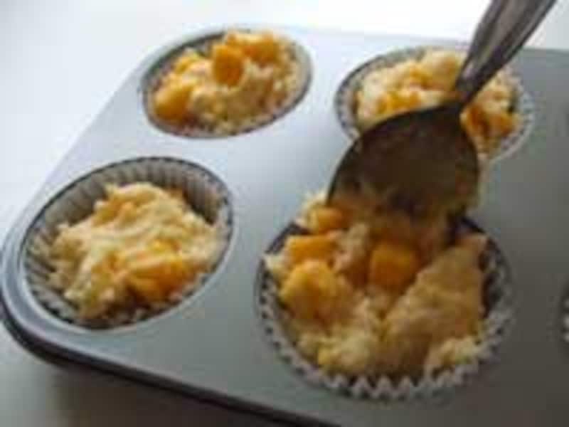 型に生地を入れる