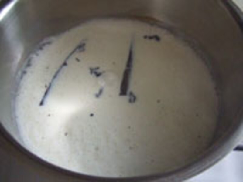 バニラビーンズを加える