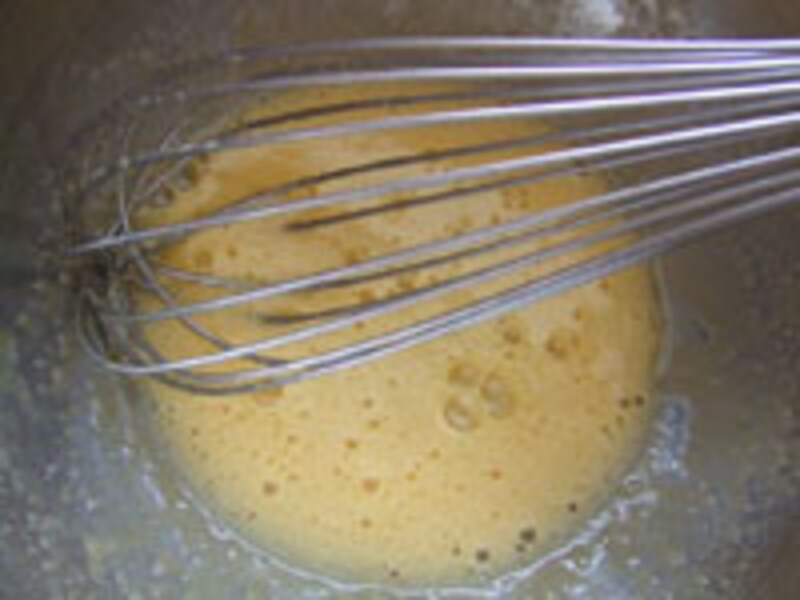 卵黄とグラニュー糖を加える