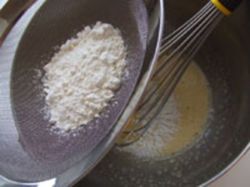 牛乳と薄力粉を加える