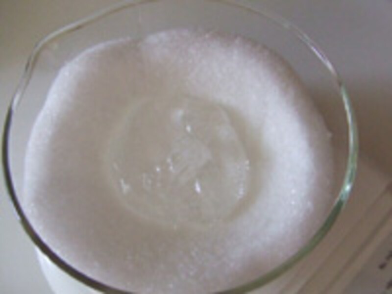 水あめを計量する