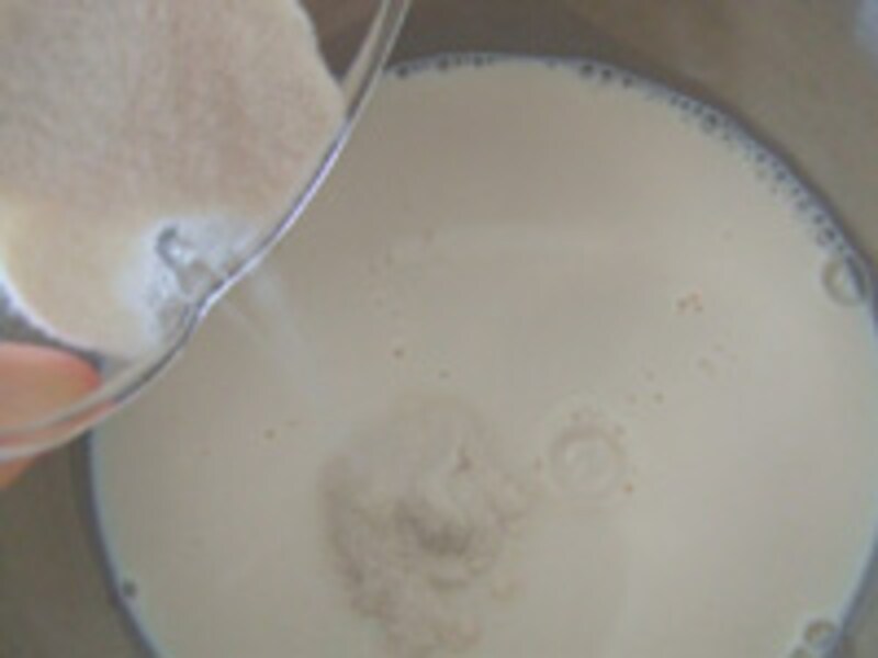 豆乳を温め寒天を溶かす
