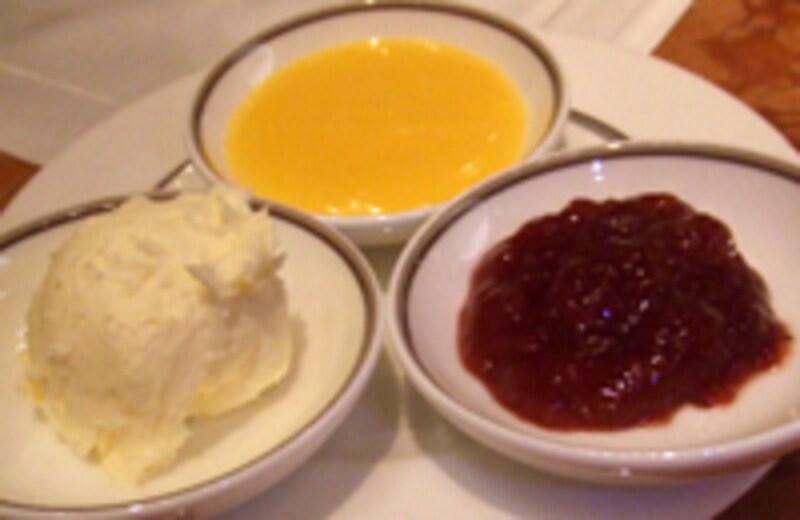 クロテッドクリーム、オーガニックストロベリージャム、レモンカード