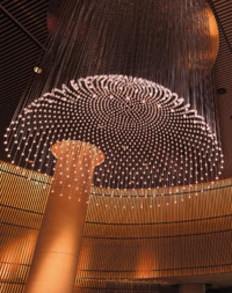 1313個のライトが点灯するシャンデリア