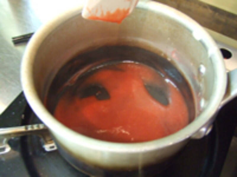 

小鍋に苺のピューレを入れ温める。