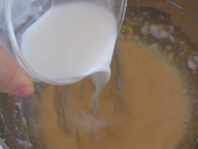 牛乳、生クリーム、キルシュを少しずつ加えて滑らかになるまで混ぜる。