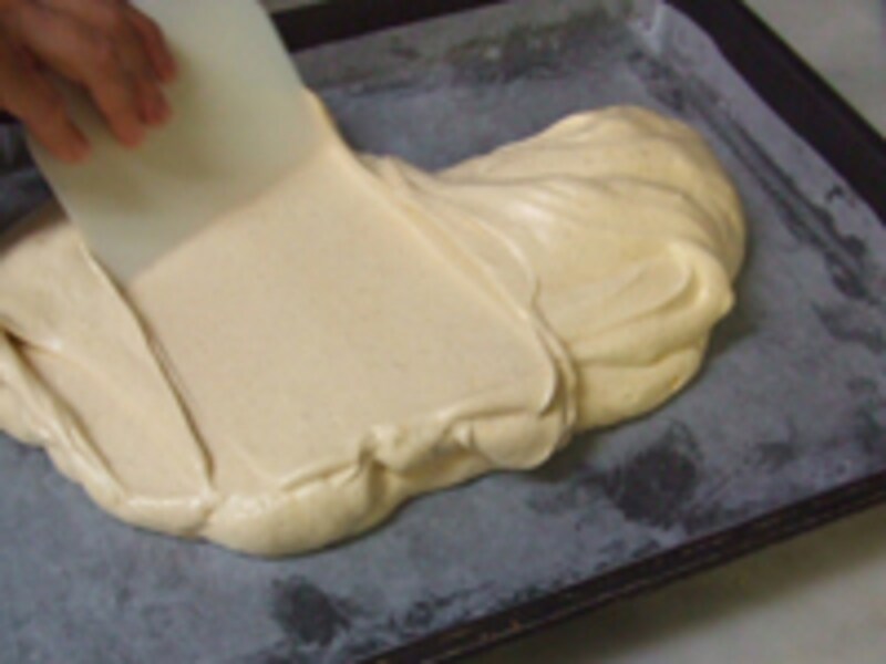 天板に生地を広げる