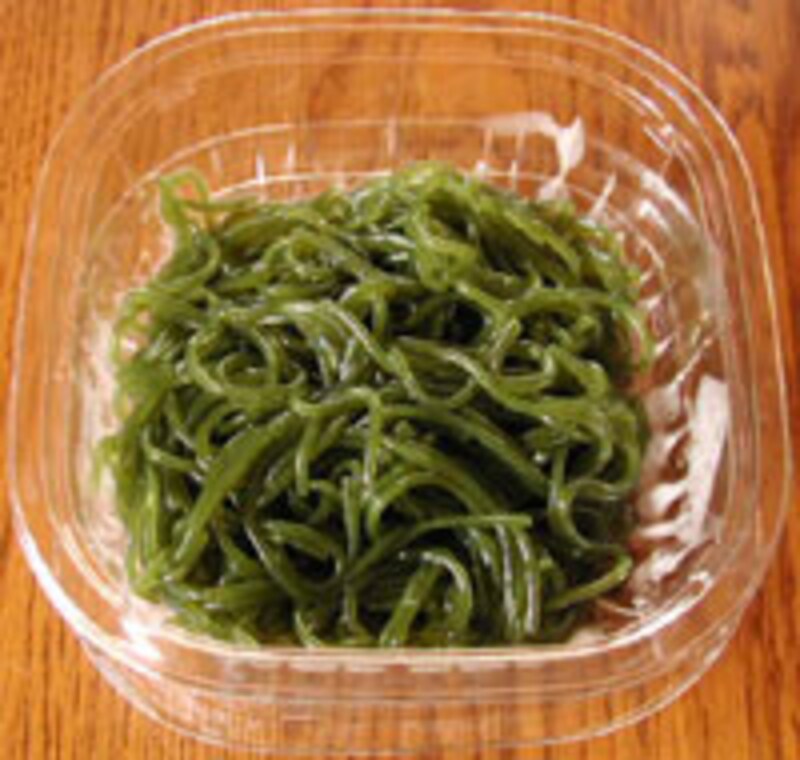磯小鉢・わかめ入りこんにゃくそうめん風