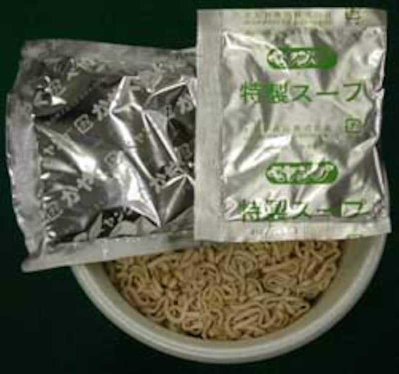 ペヤングカレーヌードルの内容物