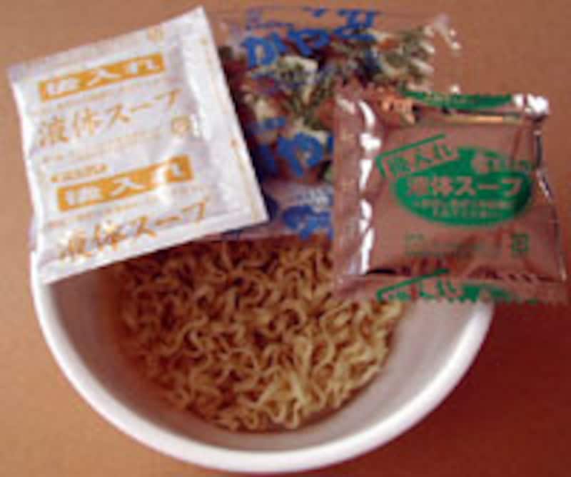 エースコック・新潟でみつけた煮干背脂系醤油ラーメンの内容物