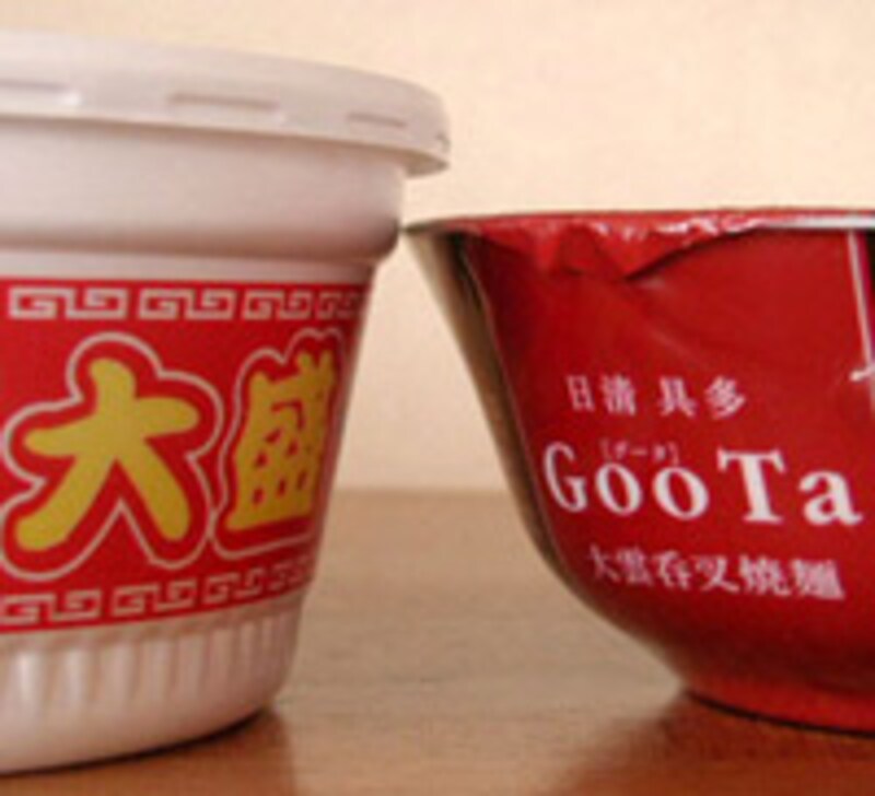 ペヤング超大盛らぁめん醤油と日清具多の大きさ比較