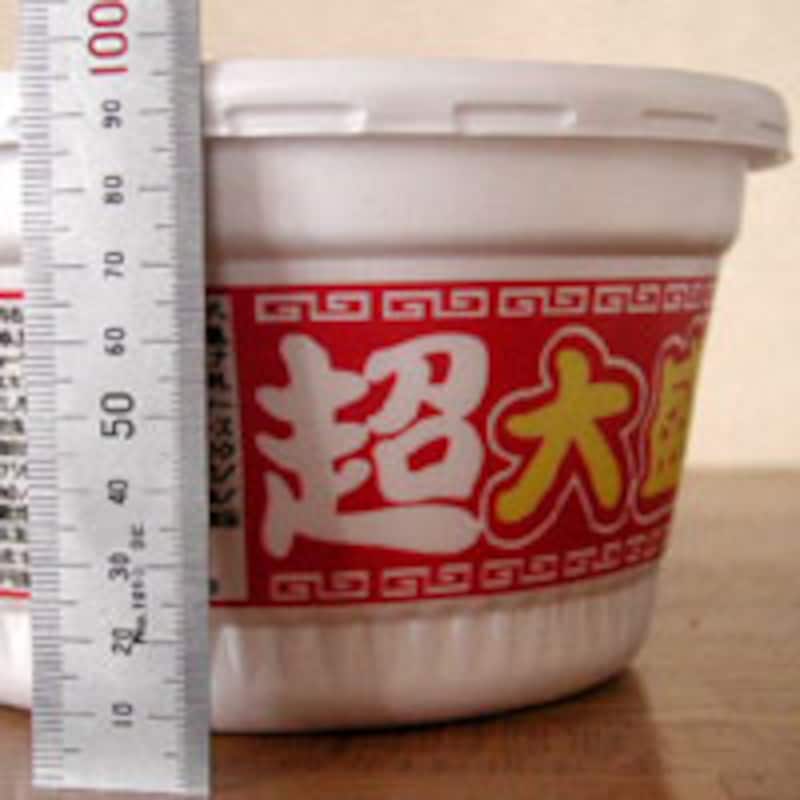 ペヤング超大盛らぁめん醤油のカップ高さ計測中