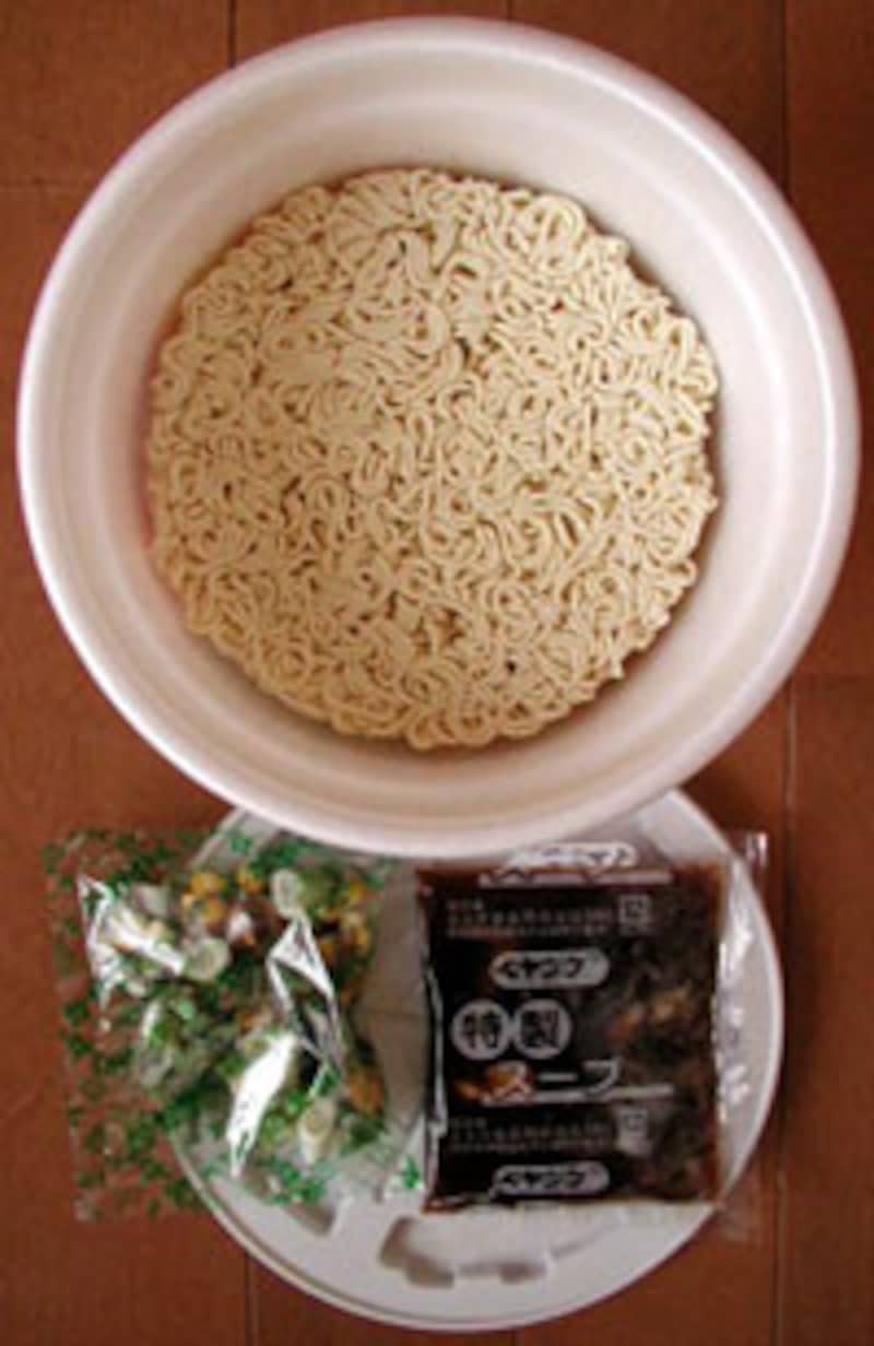 ペヤング超大盛らぁめん醤油の内容物