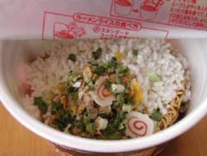 ニュータッチ・ラーメンライスの調理途中