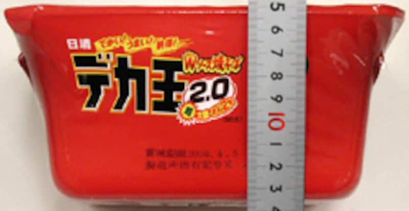 日清食品 デカ王　Wソース焼そばパッケージの寸法2