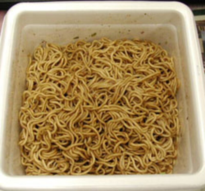 日清食品 デカ王　Wソース焼そばのできあがり