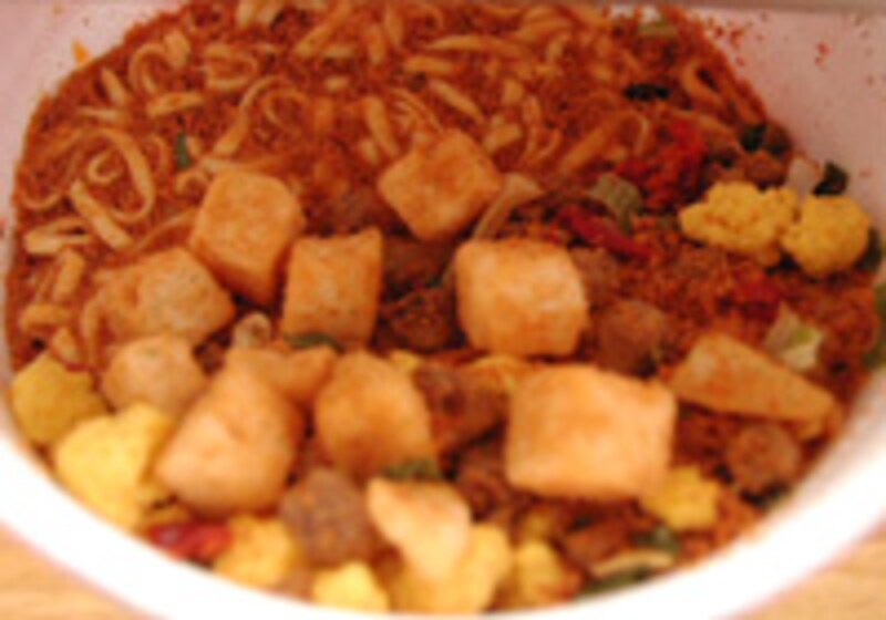 カップヌードルチャイナ 辛味豆板醤味噌の中身