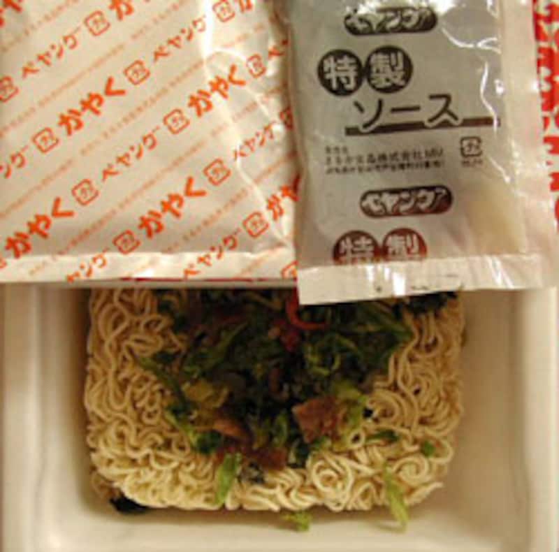 ペヤング大盛広東風やきそばの中身