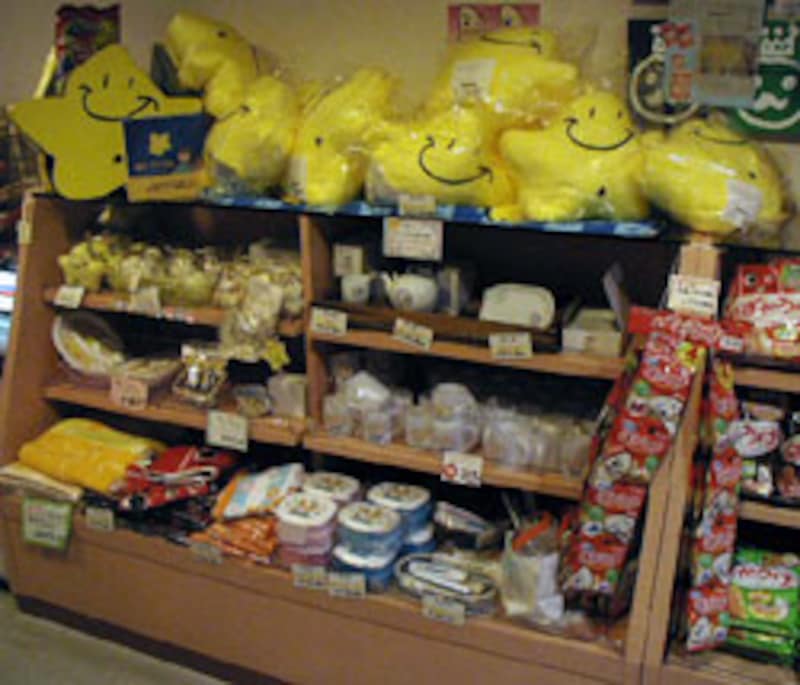 せんべい王国売店　グッズの棚