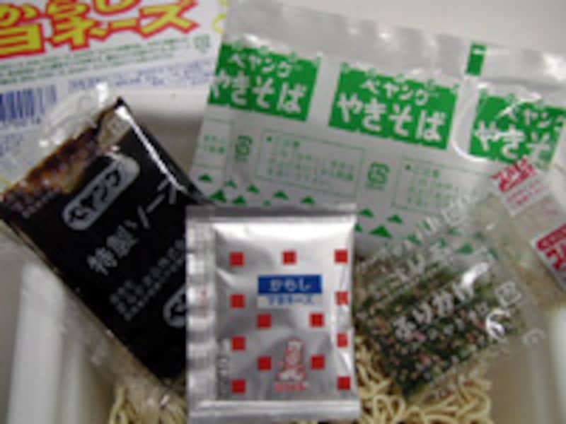 ペヤングからしマヨネーズやきそばの内容物
