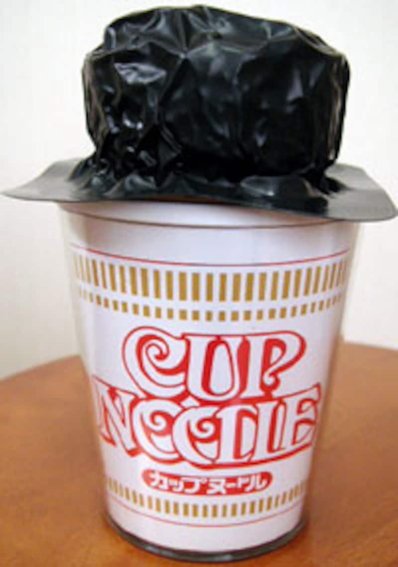 カップをひっくり返す