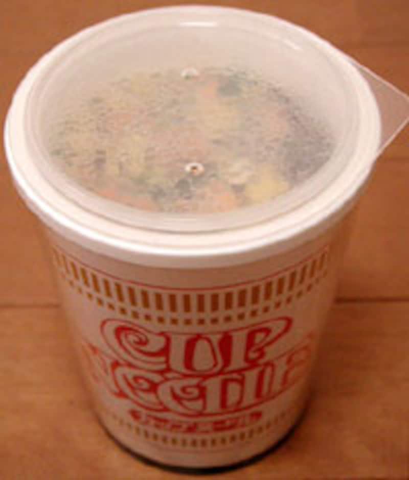 お湯を入れて待機中