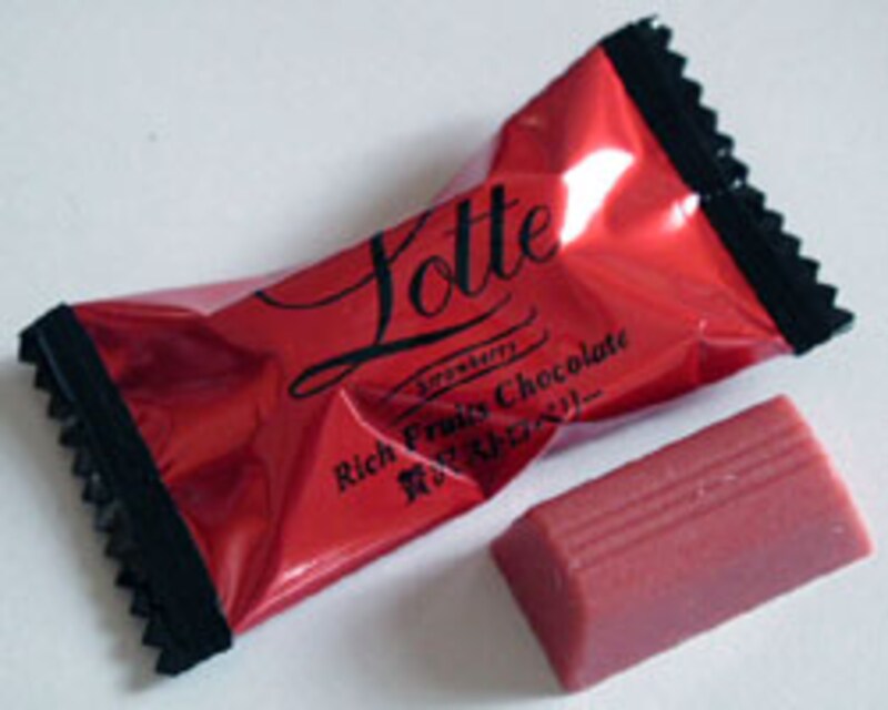 ロッテ　リッチフルーツチョコレート　贅沢ストロベリー個包装と中身