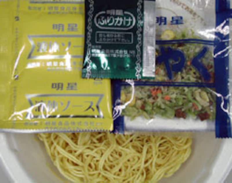 明星食品 ジンギスカンだれ焼そばの内容物