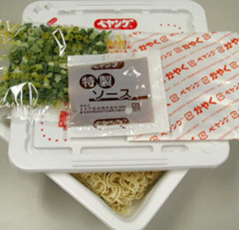 ペヤング牛たん塩やきそばの内容物