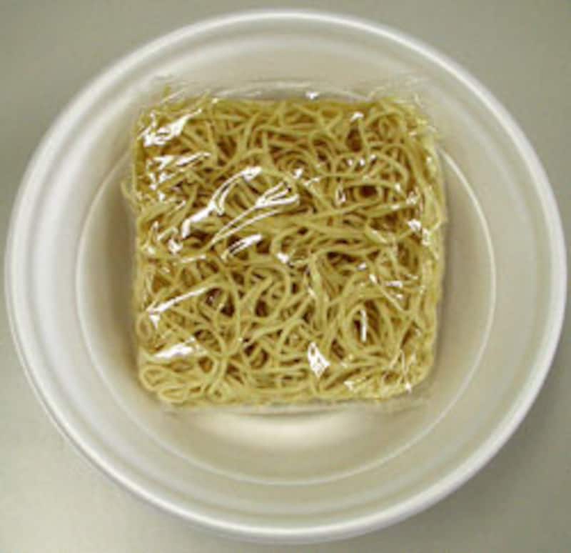 十勝新津製麺　室蘭カレーラーメンの麺