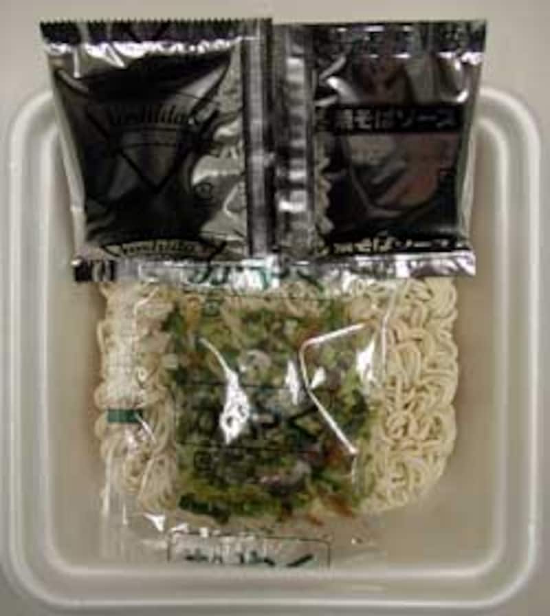 加ト吉 YOSHIDA SAUCE SPICY 焼きそば 内容物