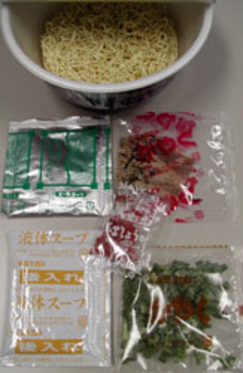 エースコック　博多でみつけた背脂とんこつラーメン　内容物