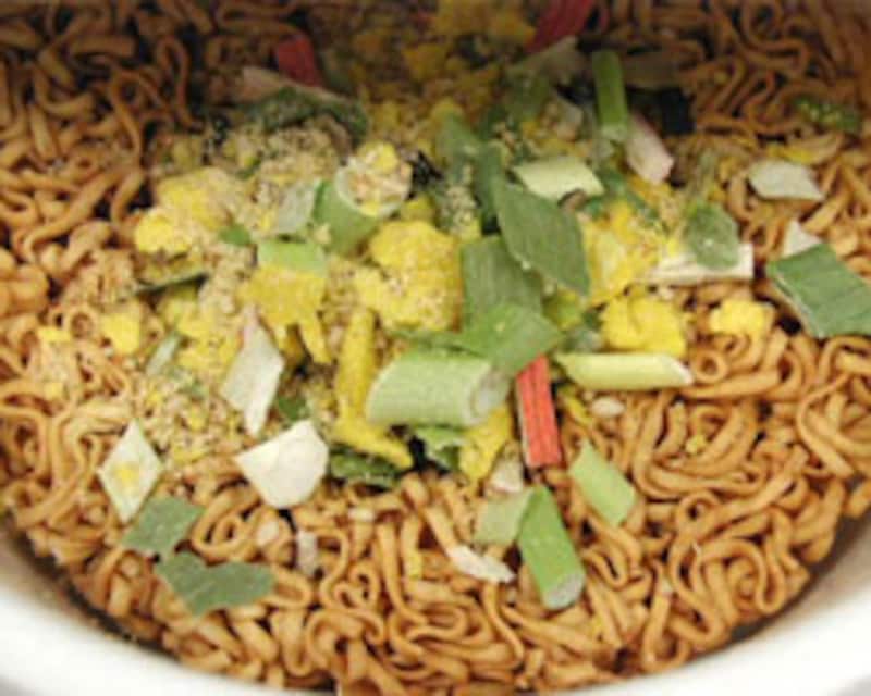 日清食品　チキンラーメンどんぶり　広東風とき玉麺