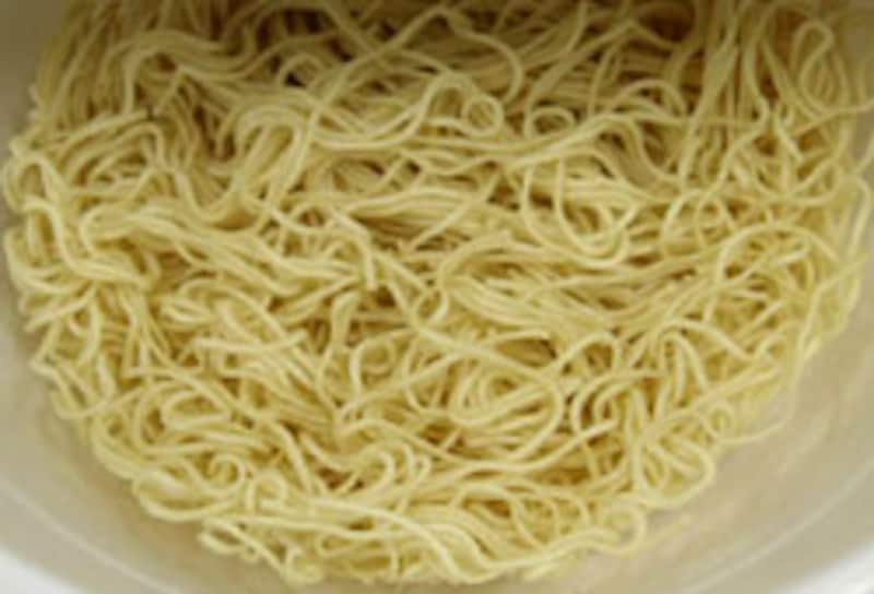 日清食品 鶏だしねぎ塩ラーメンの麺