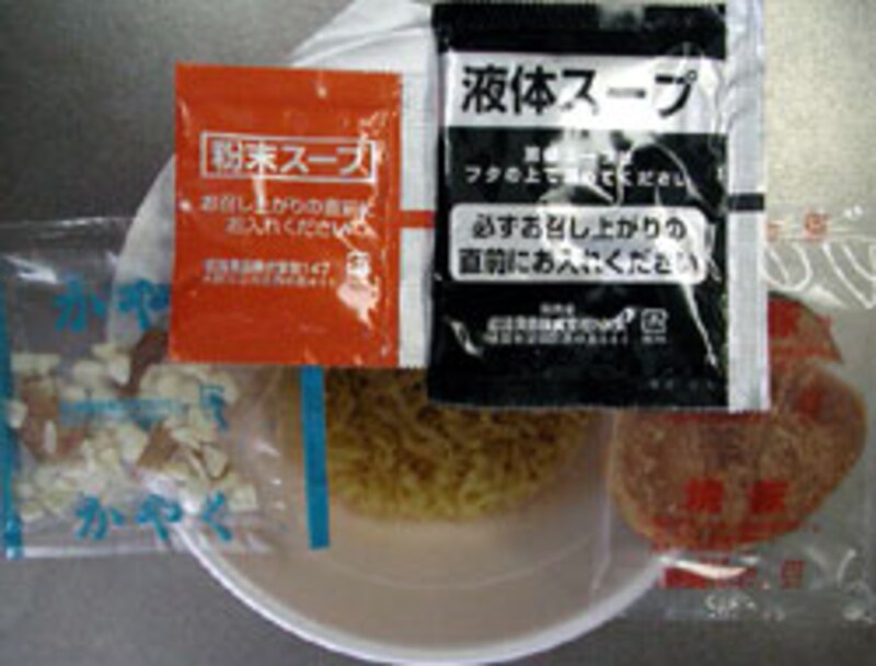 日清食品 新潟ラーメン 燕三条しょうゆの内容物