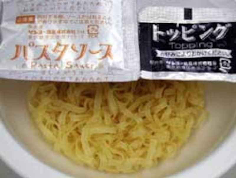 サンヨー食品 デュラムおばさんのカップパスタ カルボナーラ フェットチーネ 内容物