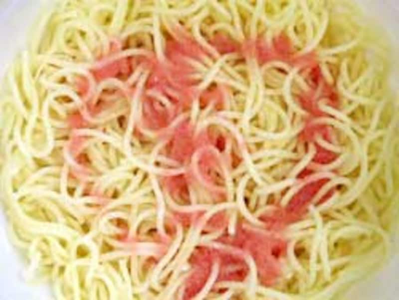 サンヨー食品 デュラムおばさんのカップパスタ たらこスパゲティ 混ぜる前