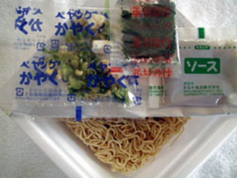 まるか食品 ペヤング のり塩ポテトやきそば 内容物