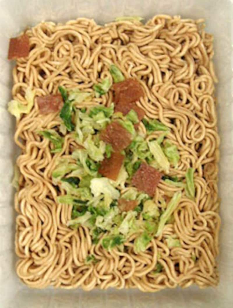 まるか食品 ペヤング スープやきそば 調理前