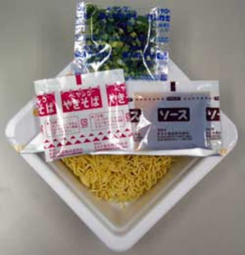 まるか食品 ペヤングスパイシーサラミ風味やきそば 内容物