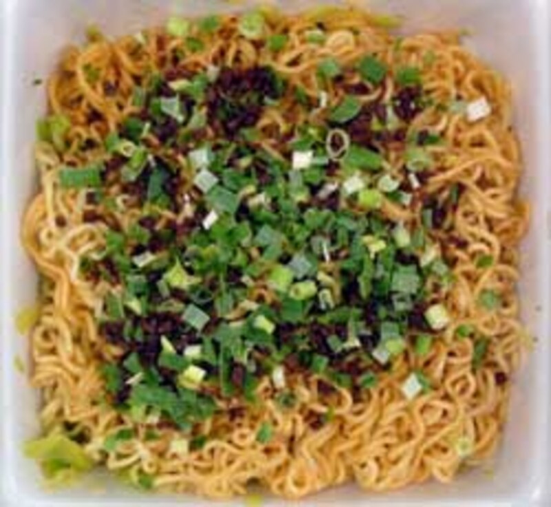 まるか食品 ペヤングスパイシーサラミ風味やきそば できあがり