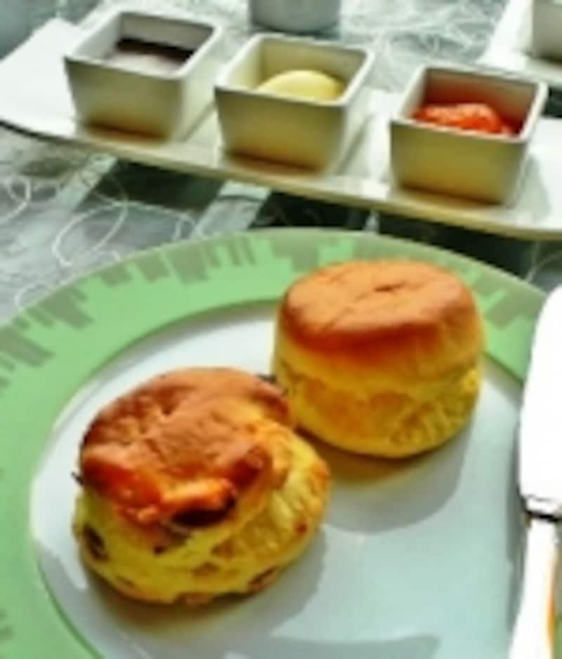 ガナッシュチョコとマンゴーを合わせてスコーンにのせてもおいしい。