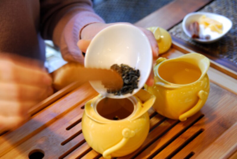 暖めた茶器に茶葉を入れる画像