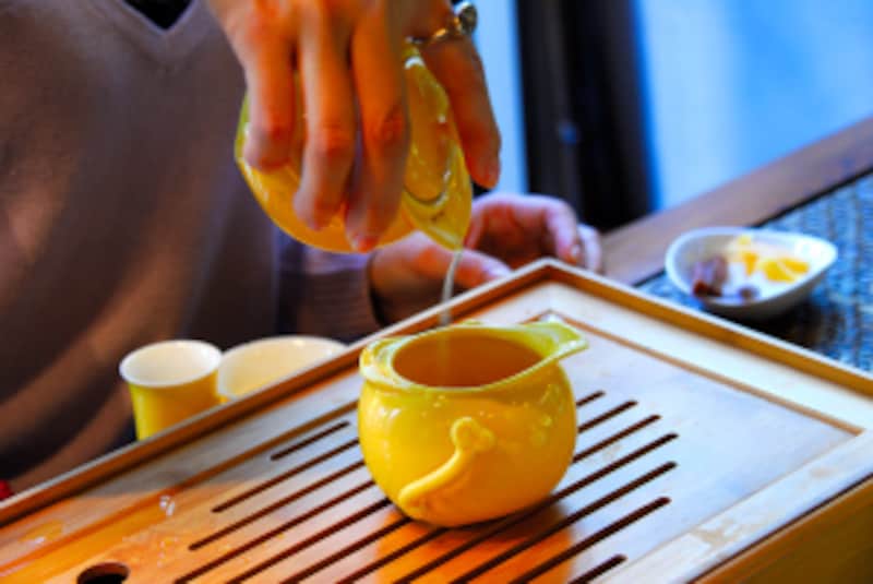 茶器から茶を茶海に注ぐ画像