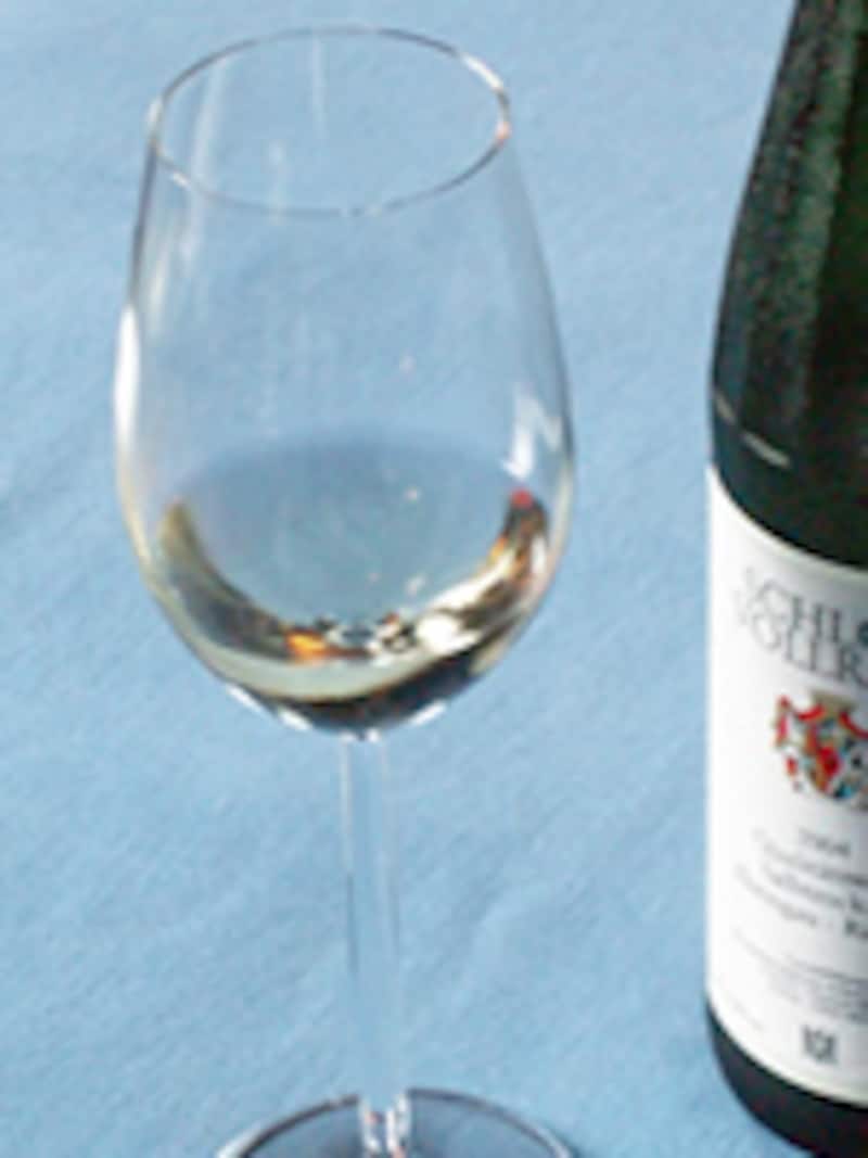 ワインボトルと背の高いグラス