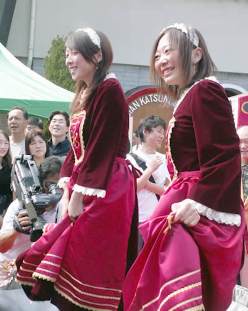 乙女のブドウ踏みだ メルシャン収穫祭 ワイン All About 乙女のブドウ踏みだ メルシャン収穫祭 ワイン All About
